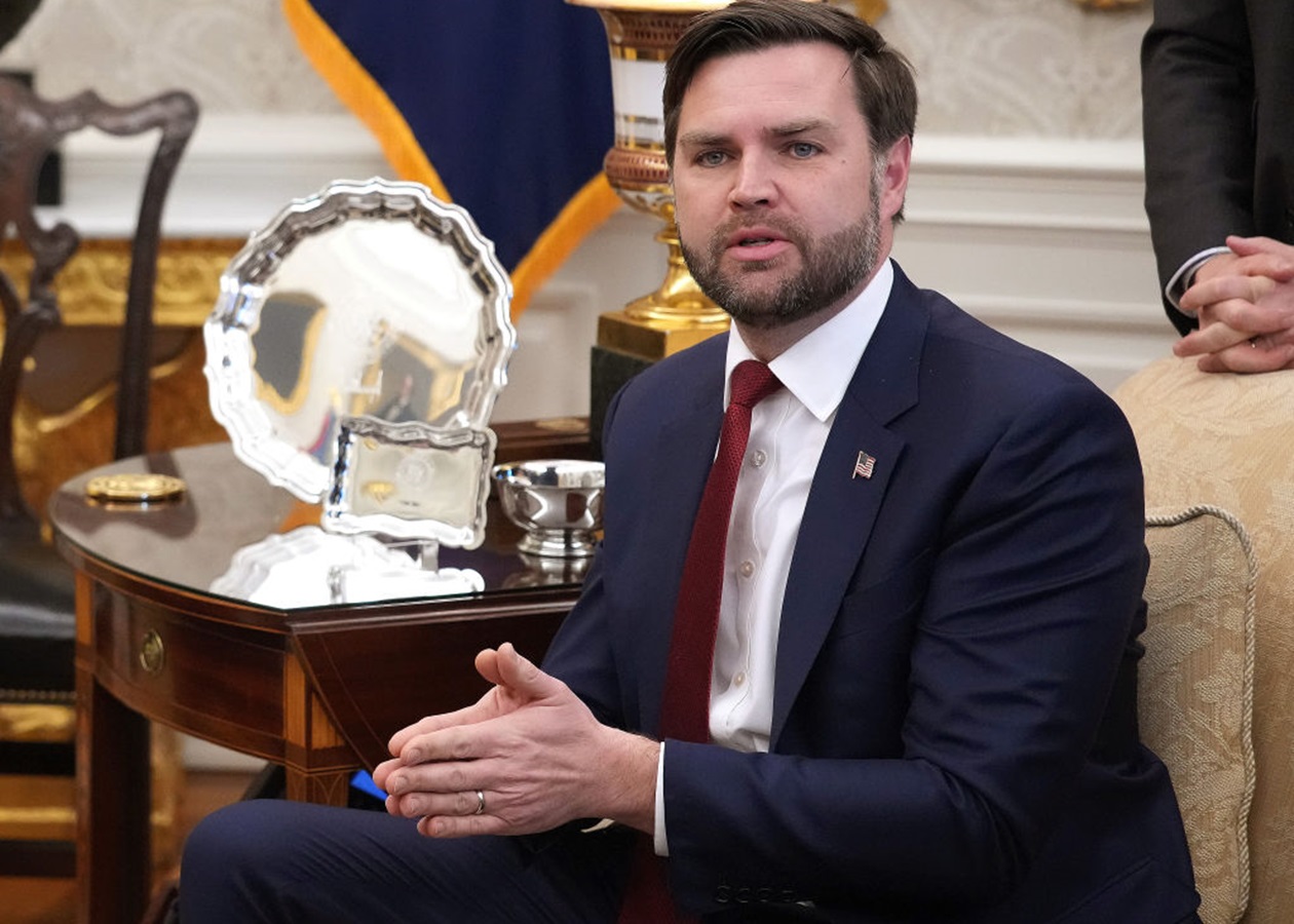 Венса зустріли проукраїнські протестувальники