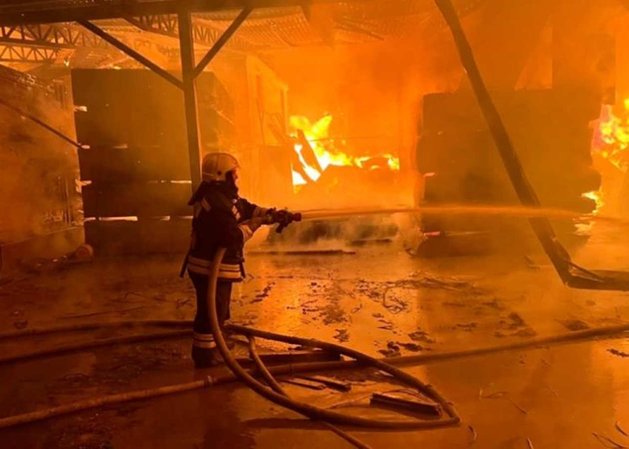 РосЗМІ повідомили про вибухи на НПЗ в Уфі
