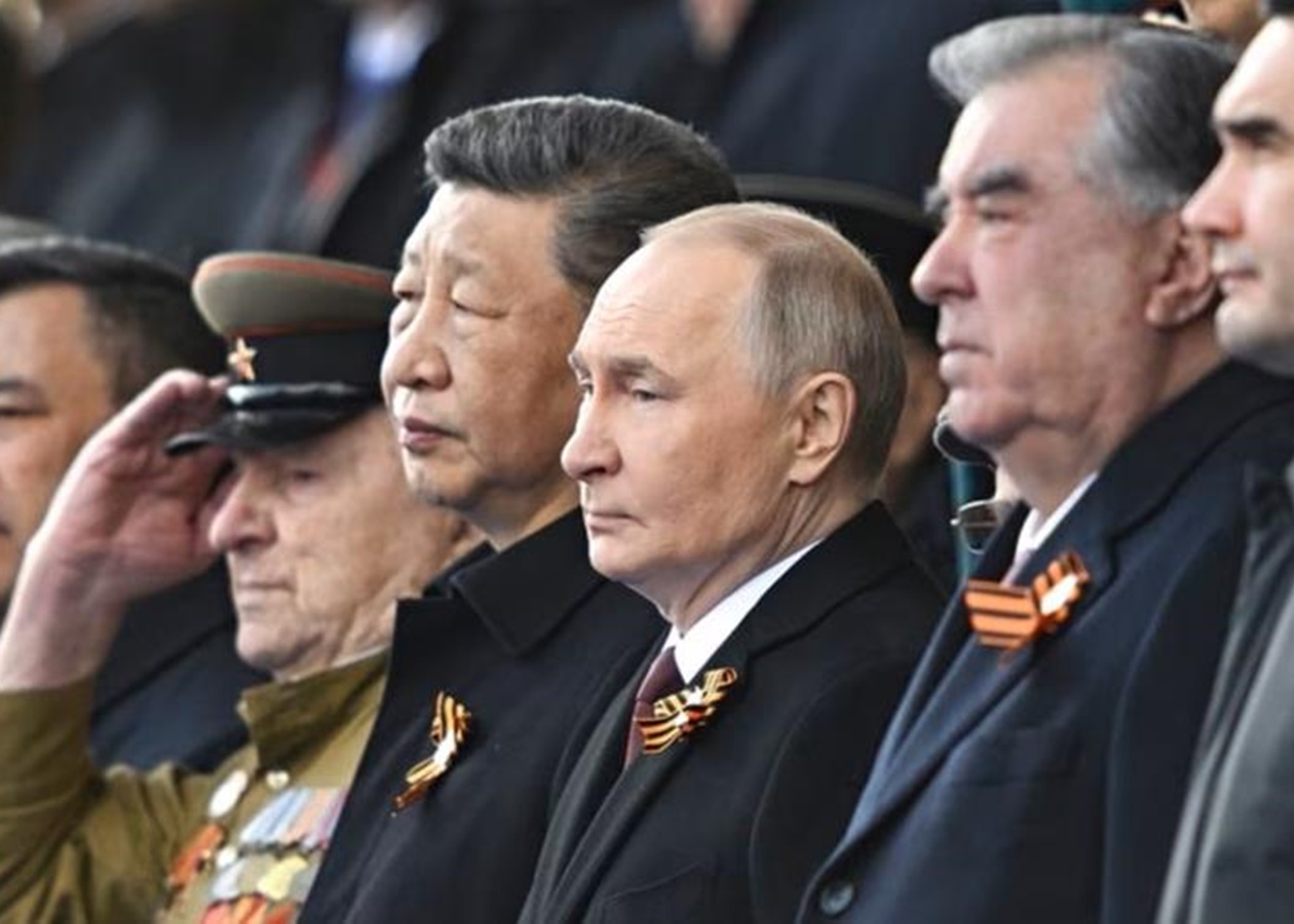 Маски скинуті: навіщо Сі Цзиньпін підтримав Путіна 9 травня