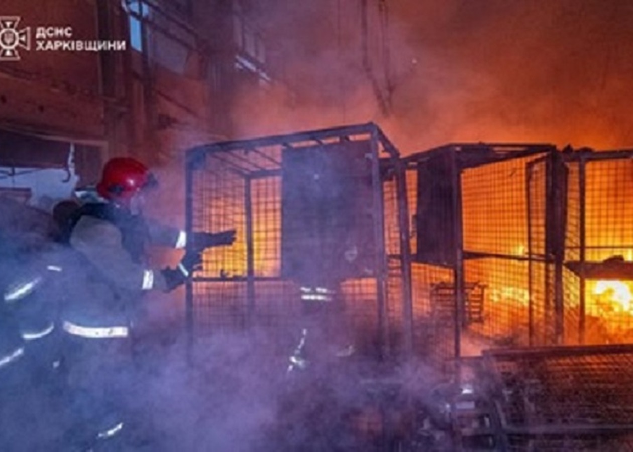 Дрони РФ атакували поштовий термінал у передмісті Харкова, сталась пожежа