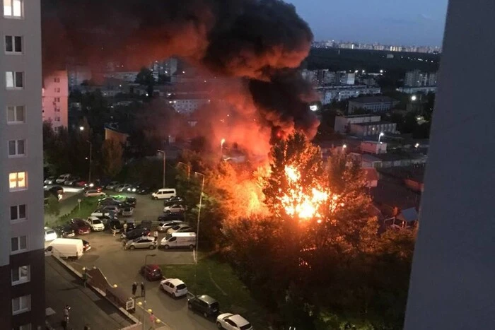 У Вишгороді спалахнула пожежа: місто затягнуло димом