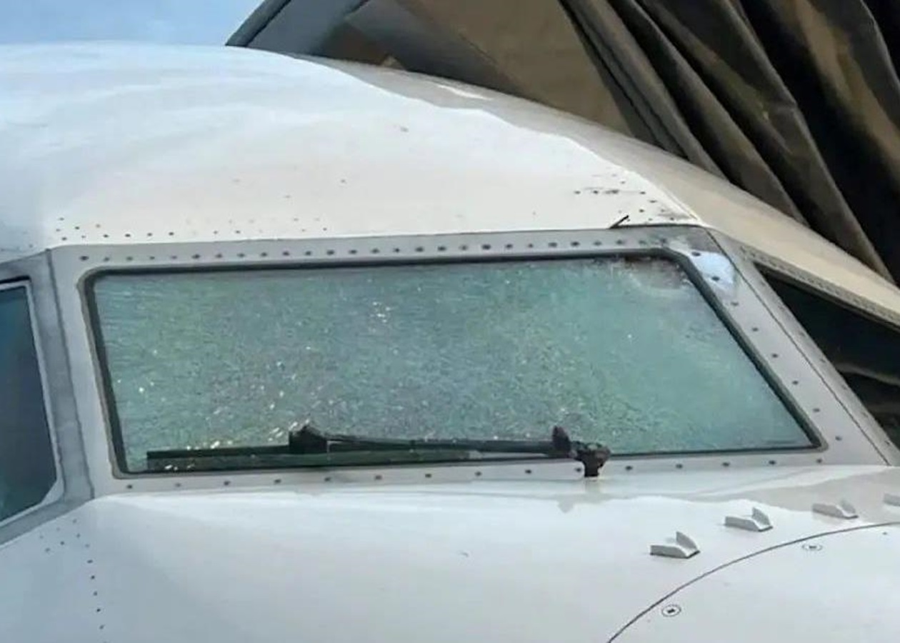 У США в літаку тріснуло скло на висоті 11 км: поранено пілота