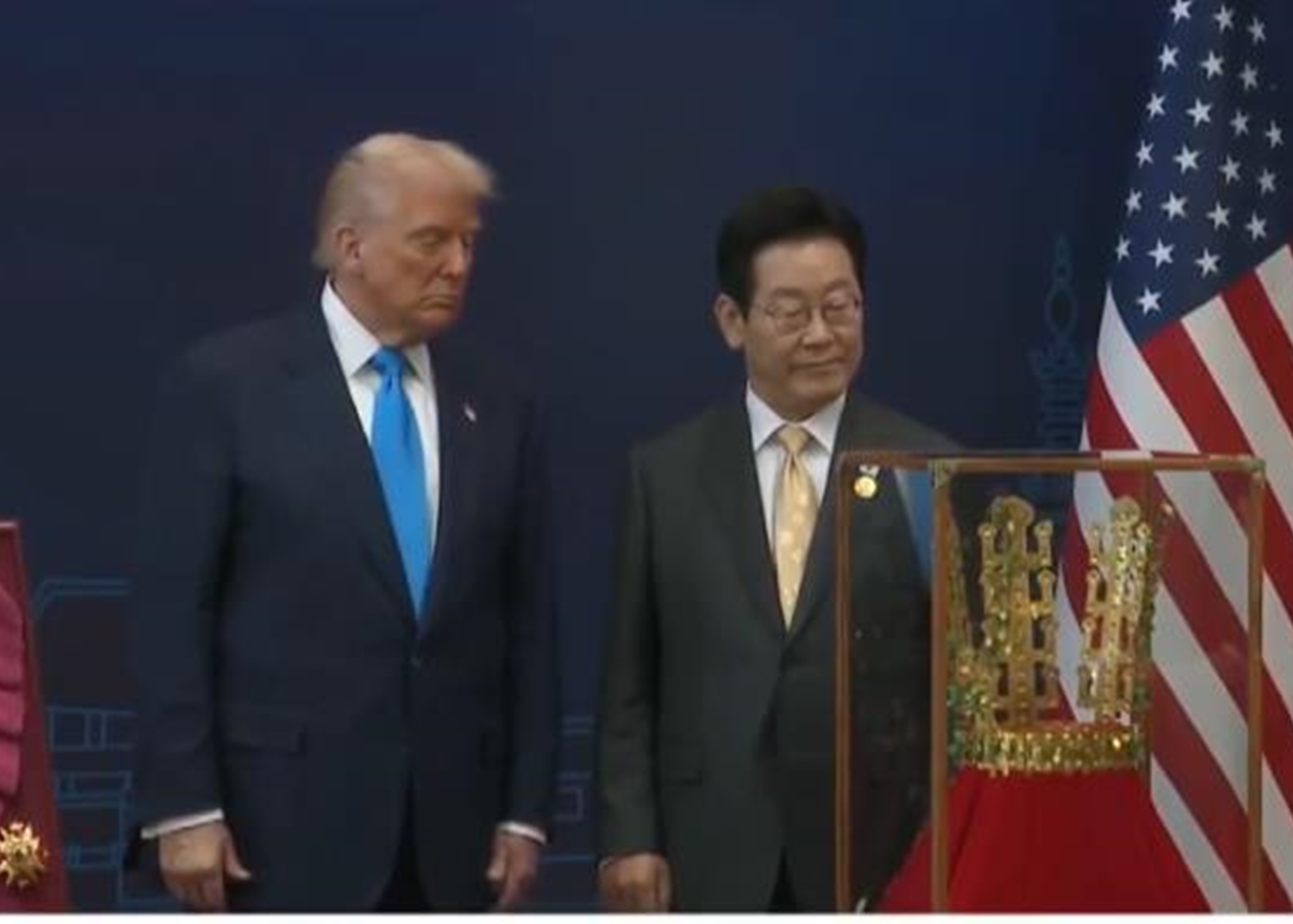 Трамп у Південній Кореї отримав копію золотої корони і найвищу нагороду