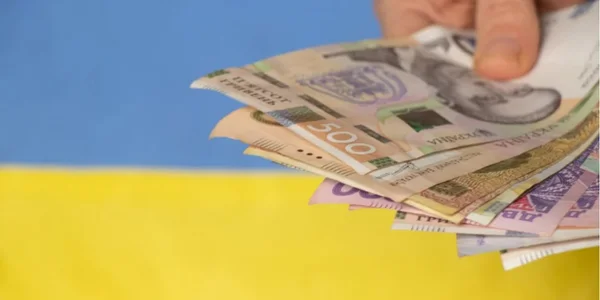 Українцям перерахують зарплати: Ось якою буде мінімалка вже через кілька тижнів