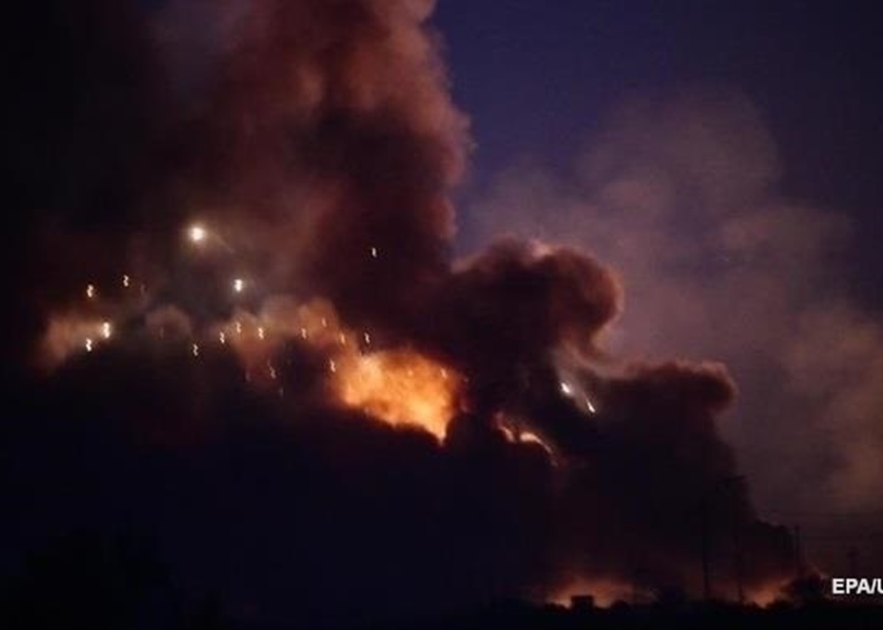 У Києві гриміли вибухи: пошкоджено багатоповерхівку