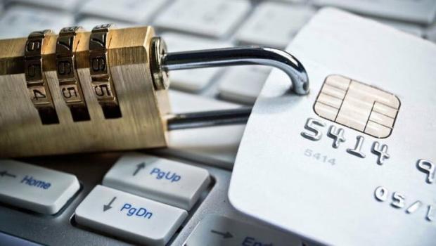 Якщо банк заблокував картку без попередження: Українцям пояснили, які причини і що робити