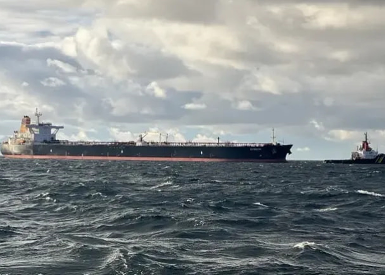 ЗМІ: субмарина РФ супроводжує танкер, що тікає від США