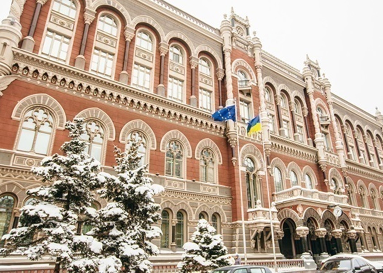 Офіційні курси долара і євро почали знижуватись