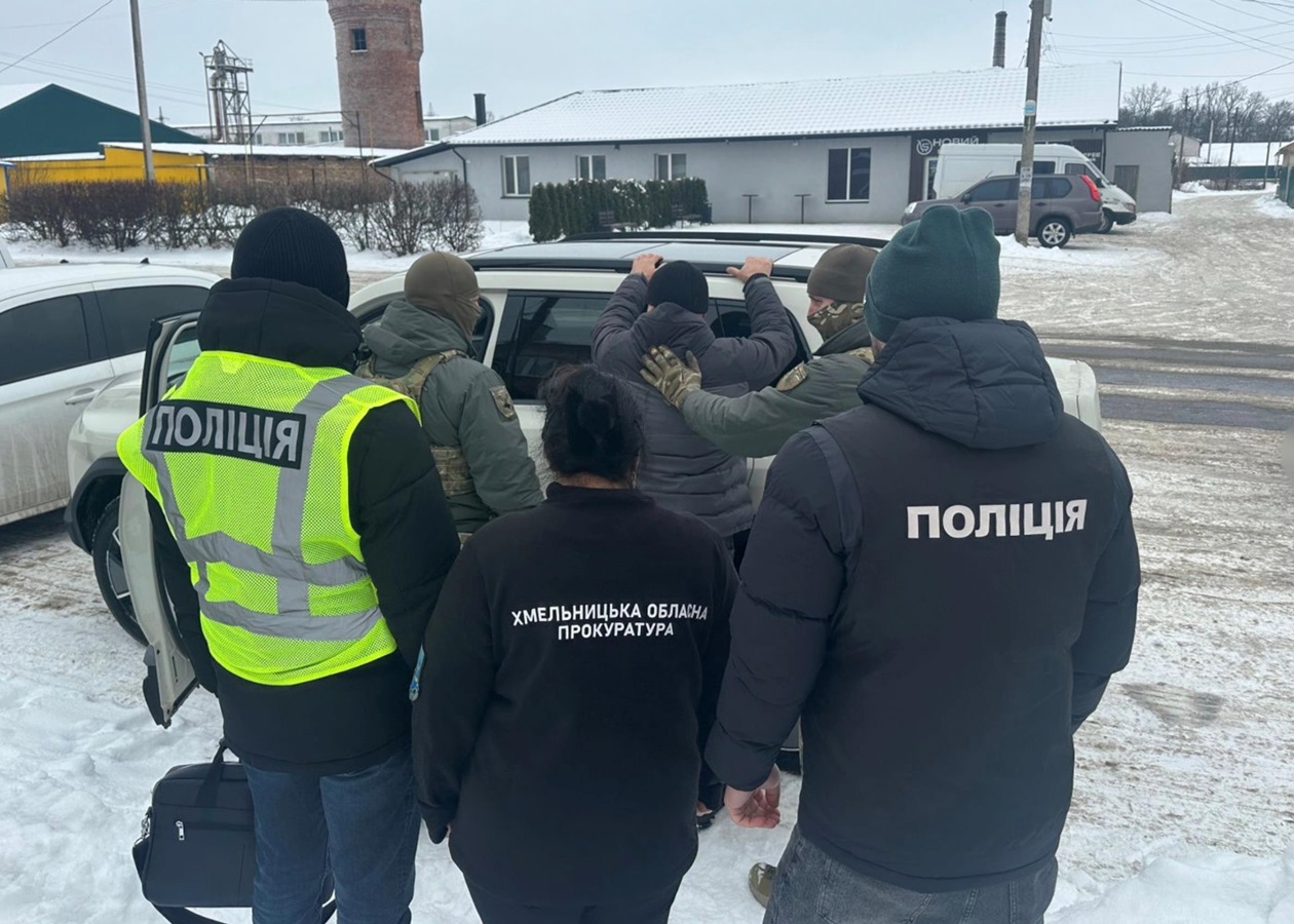 На Хмельниччині затримано вимагача, що тероризував родину військового