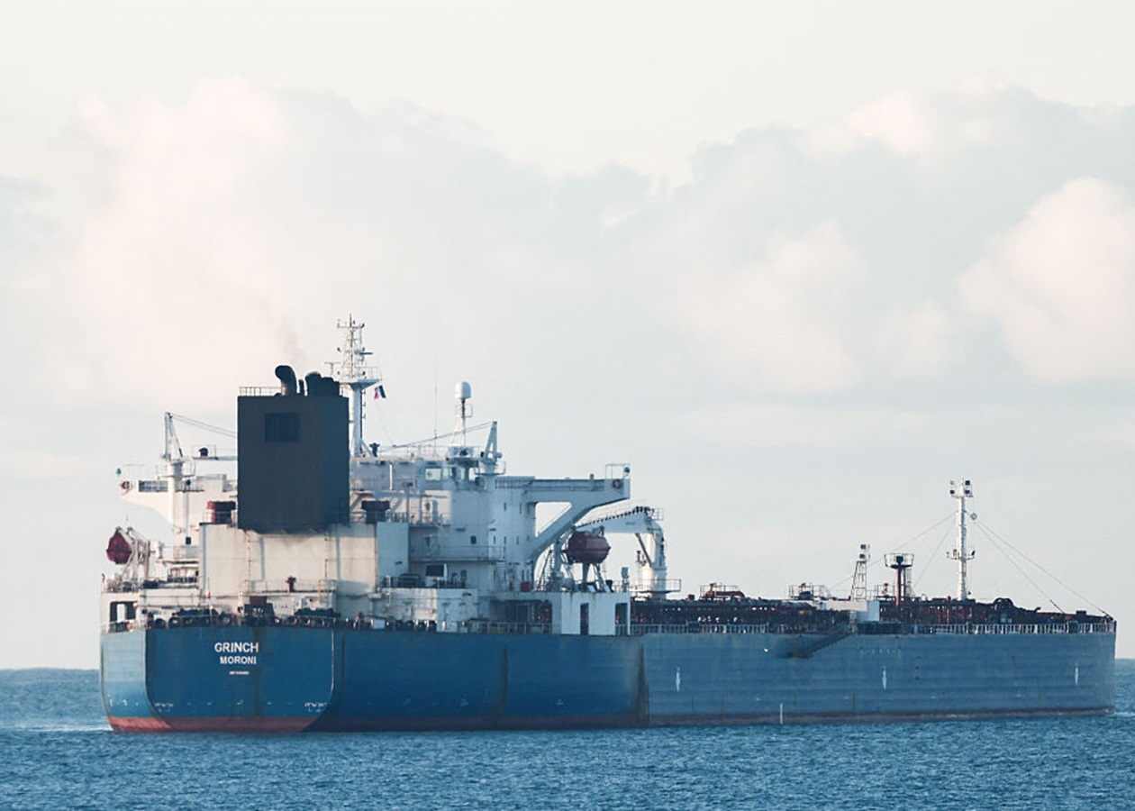 Макрон пояснив, чому Франція відпустила "тіньовий танкер" РФ