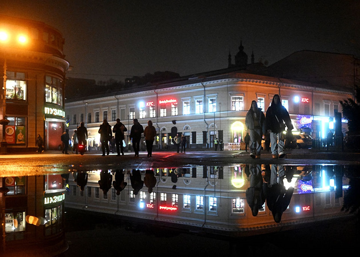 Оголошено часткові відключення світла на четвер