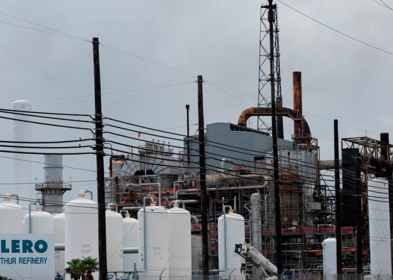 Потужний вибух стався на нафтопереробному заводі у США