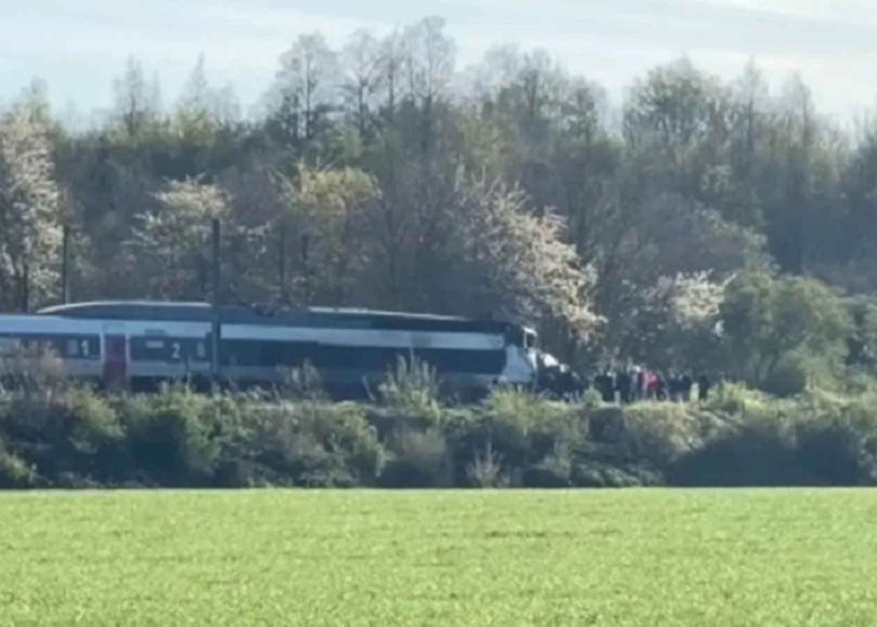 У Франції потяг зіткнувся з військовим конвоєм, є жертва та 27 поранених