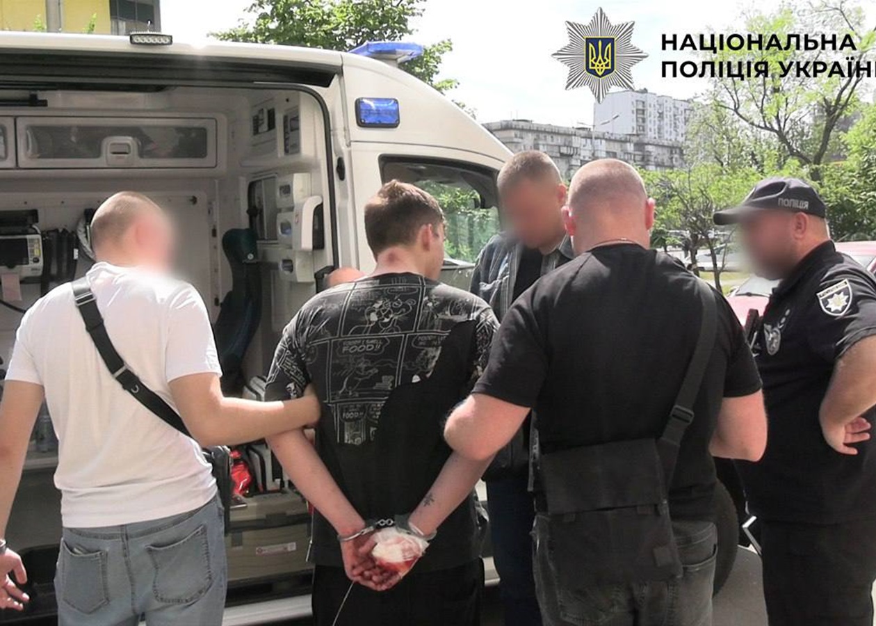 У Києві чоловік зірвався з 11 поверху, тікаючи від росіянина