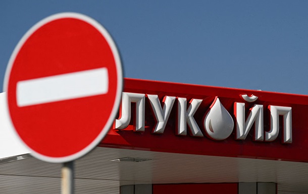 Українські санкції в дії: У Санкт-Петербурзі запровадили ліміт на продаж бензину - "логістичні труднощі"