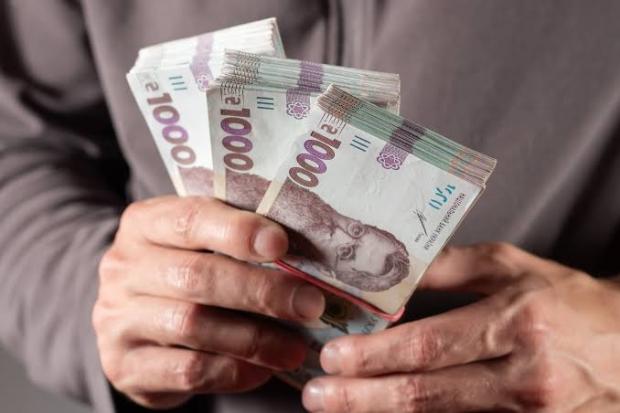 Українцям почнуть виплачувати нову допомогу: Ось хто і коли отримає