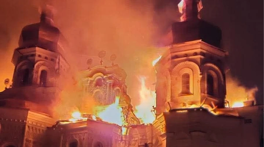 Києво-Печерська лавра під ударом: вогонь охопив дах Успенського собору