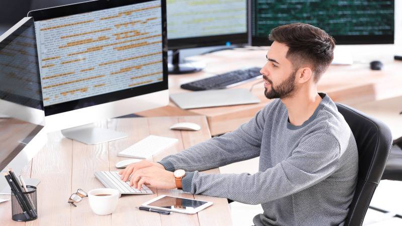 Кожен шостий айтівець залишився без роботи: кого скорочують найчастіше та чому ШІ поки не винен