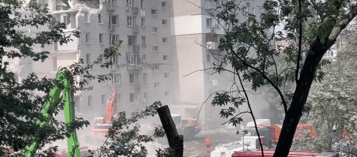 Гігантська вирва і зруйнована дев’ятиповерхівка: що залишилося після удару РФ по Дарниці