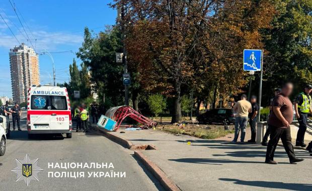 Кривава ДТП у Києві: Volkswagen влетів у маршрутку та зупинку, загинули дві жінки