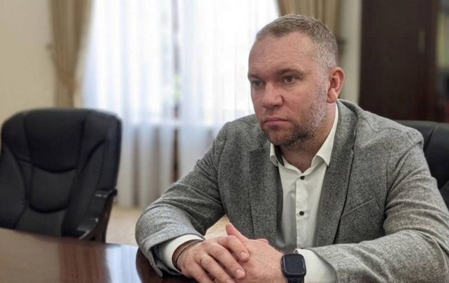 Пожертви на Україну перетворили на готівку: екстоппосадовця МЗС взяли під варту у справі на 37 млн грн