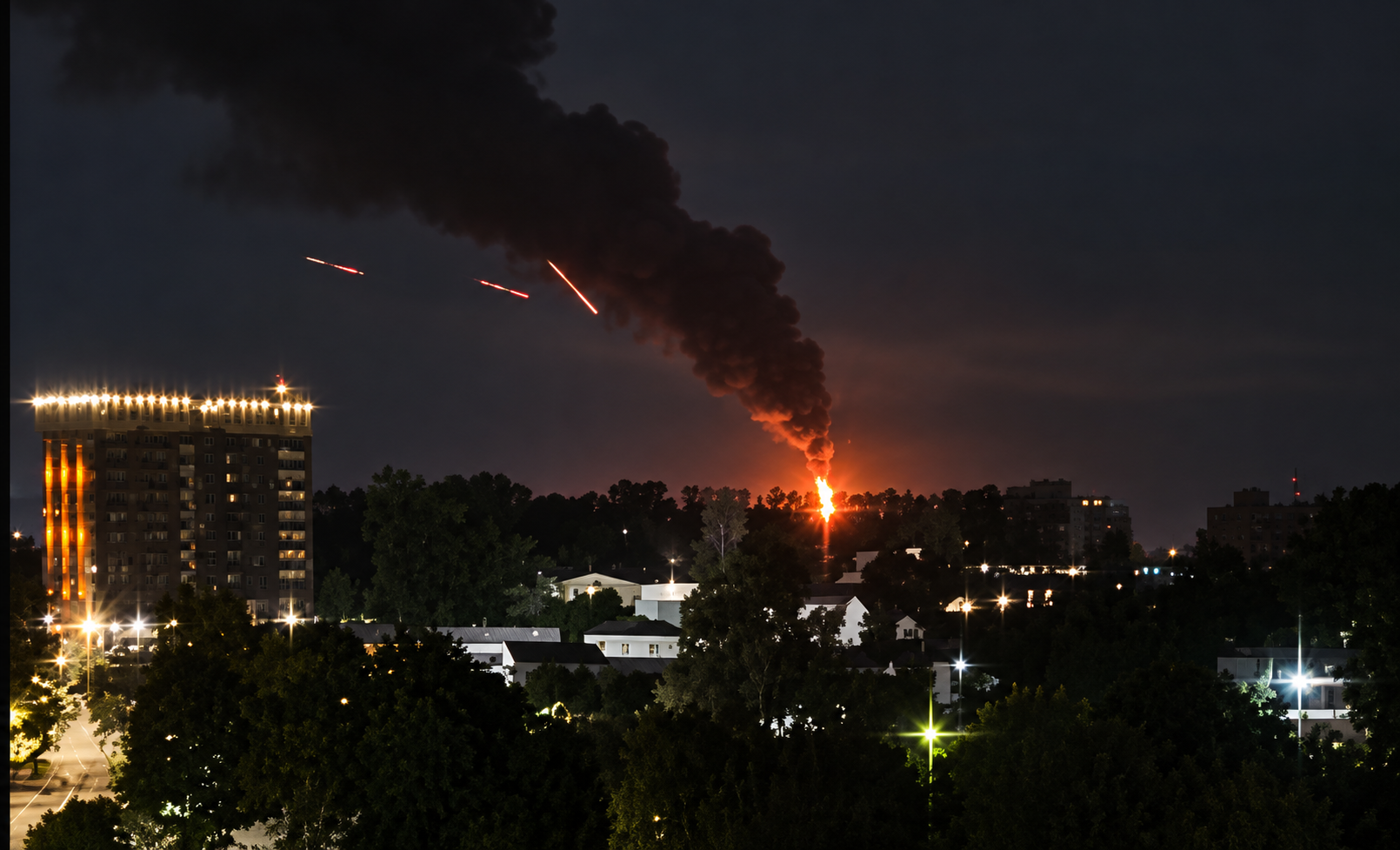 Сотні дронів накрили понад 20 регіонів Росії: палають НПЗ і район військового аеродрому
