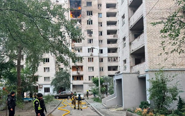 Терор у серці столиці: російський безпілотник протаранив житлову багатоповерхівку на столичному Печерську