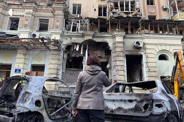 «Дмитрівна, ви живі?!»: харків’янин шукав тещу під завалами після російського удару