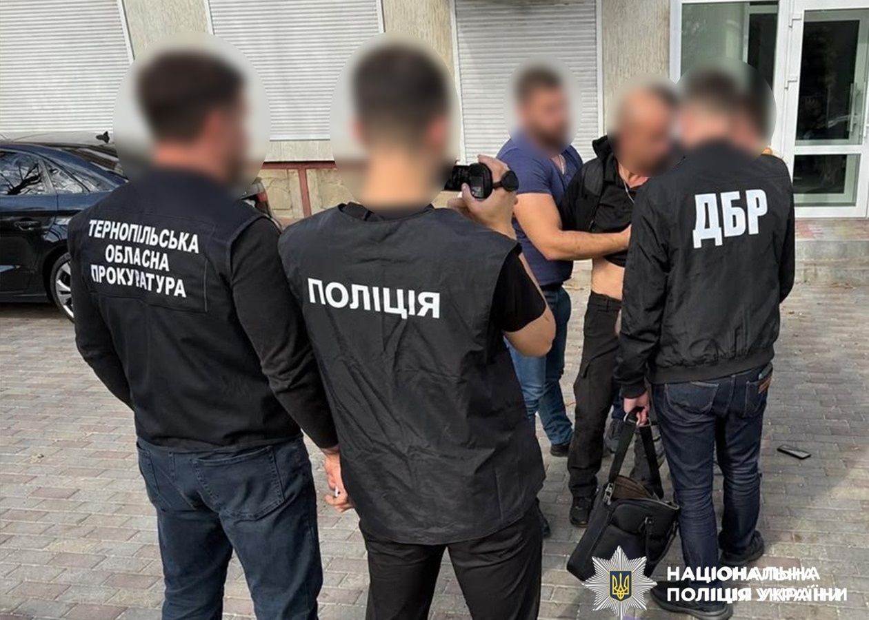 Погрожував перевізникам штрафами: чиновник вимагав платити за оренду житла