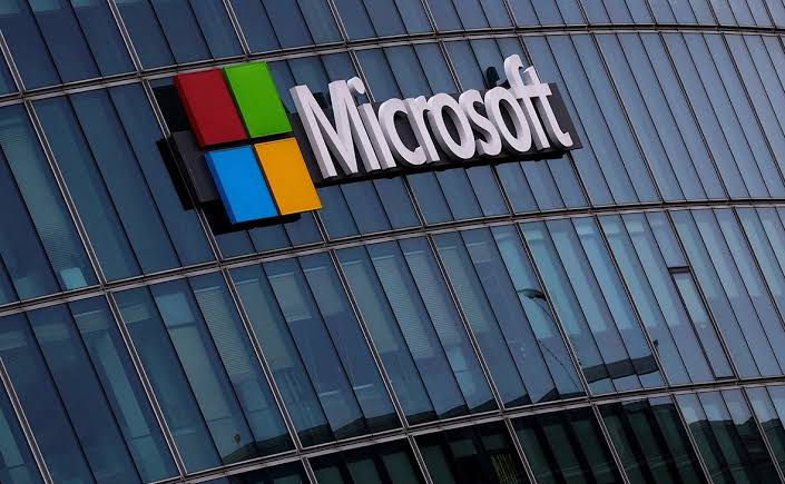 Штучний інтелект витісняє людей: Microsoft пропонує шістдесяти тисячам працівників звільнитися заради розбудови нових технологій